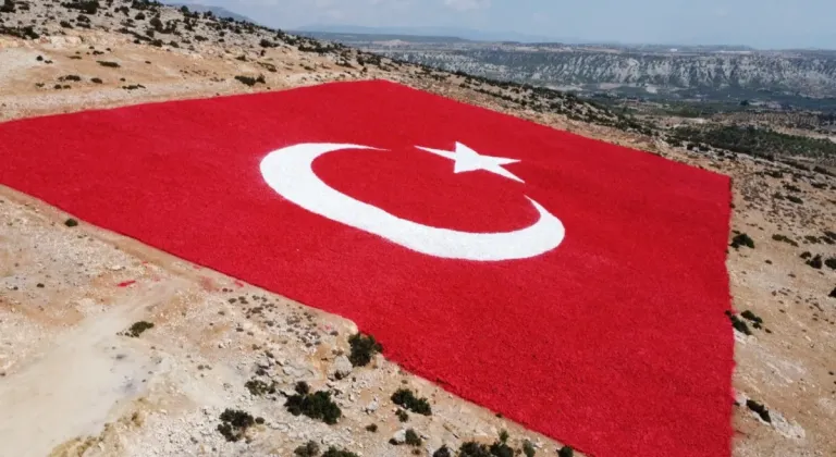 25 kadın usta en büyük Türk Bayrağını Zafer için boyadı