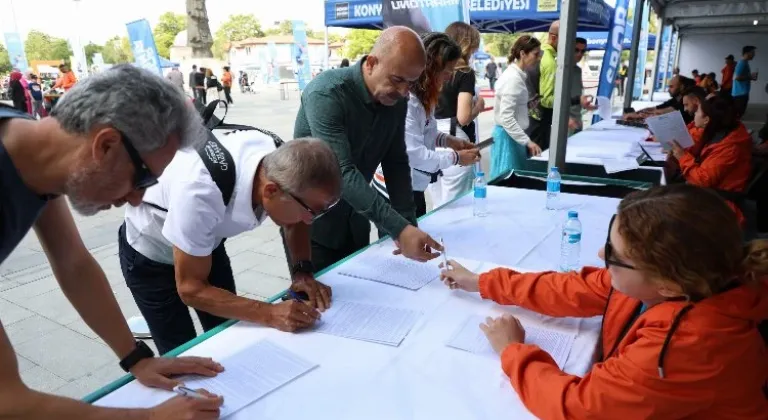 3. Uluslararası Konya Yarı Maratonu için kit dağıtımı yapılıyor