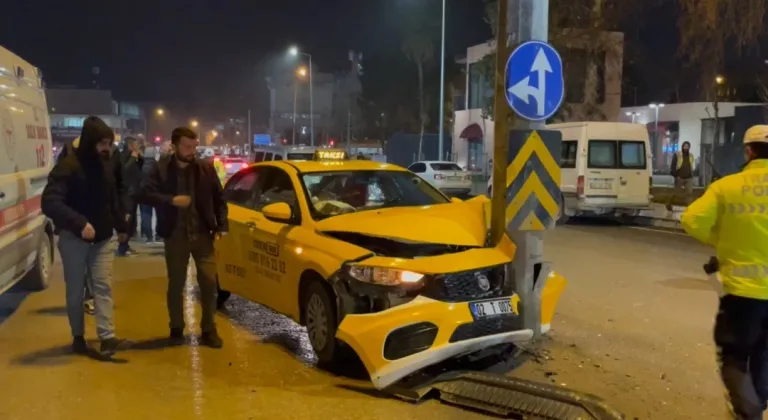 Adıyaman'da Eski Valilik Binası Önünde Meydana Gelen Trafik Kazasında Taksi Sürücüsü Yaralandı