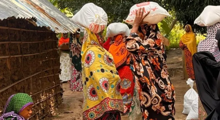 Afrika'da Yardım Derneği Help Yetim, Gıda Dağıtımı ve Yetim Sevinci