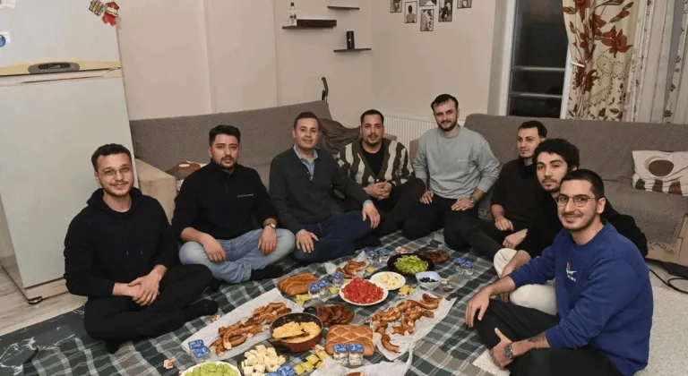 Başkan Akın, Balıkesir Üniversiteli Öğrencilerle Sahur Yaptı