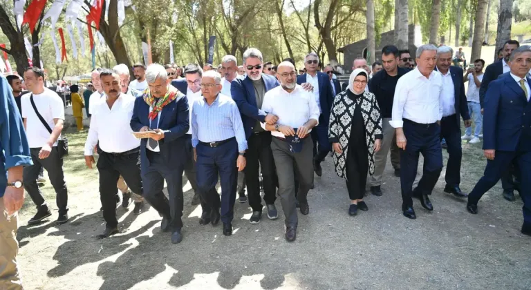 Akar ve Büyükkılıç, milletvekilleri ile birlikte Dadaloğlu Şenliklerine katıldı