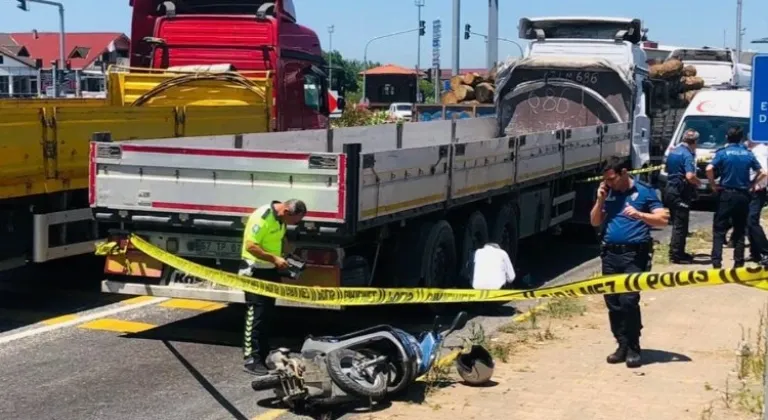 Akçakoca'da Tırın Çarptığı Motosiklet Kazasında 1 Kişi Hayatını Kaybetti