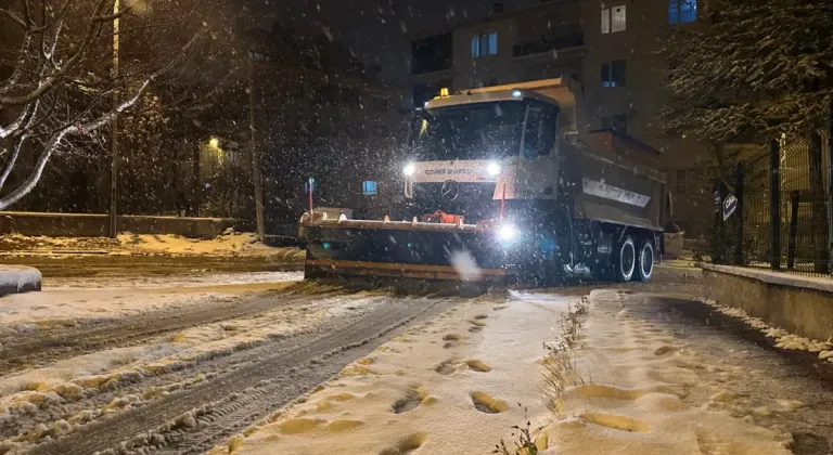 Ankara Keçiören'de ekipler yolları tuzlamaya devam