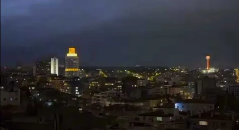 Ankara'da Şiddetli Yağmur ve Şimşek: Başkent Karanlığa Büründü!