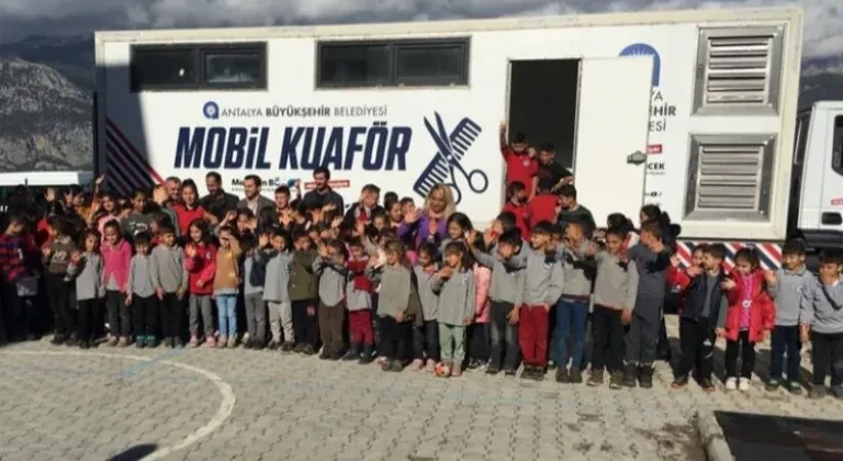 Antalya Büyükşehir Belediyesi, İlçelerde Mobil Kuaför ile 1658 Vatandaşa Ücretsiz Kuaförlük Hizmeti Sundu