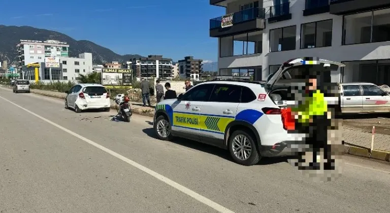 Antalya Finike İlçesinde Otomobil ve Motosikletin Karıştığı Maddi Hasarlı Trafik Kazası