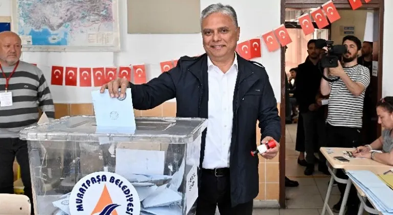 Antalya Muratpaşa Belediye Başkanı Ümit Uysal, Sandıkta Oyunu Kullandı