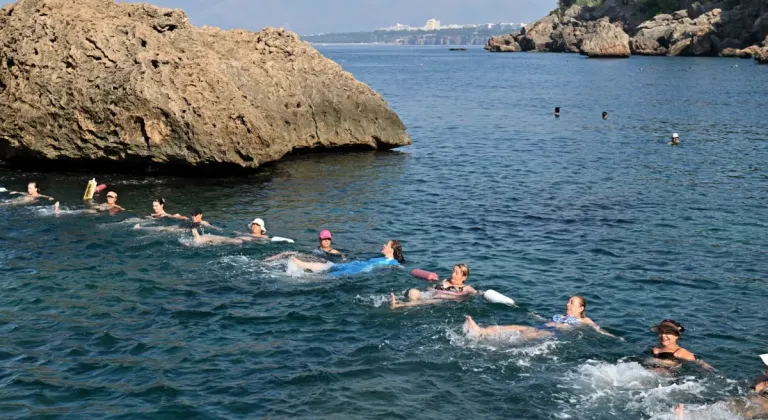 Antalya Muratpaşa Erenkuş Plajında Su Cimnastiği Dersleri İlgi Odağı!