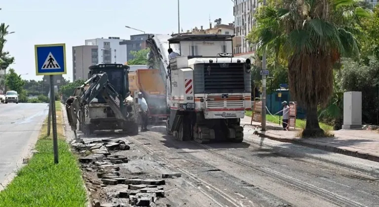 Antalya Muratpaşa'da Lara Caddesi'nde Yeni Asfalt Çalışmaları Başladı