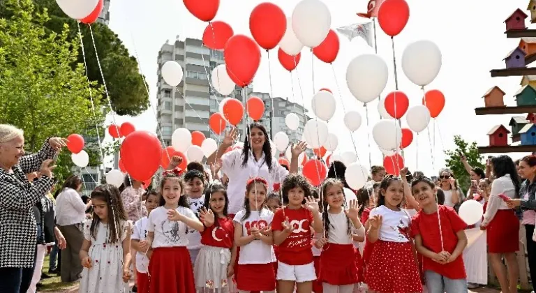 Antalya'da 23 Nisan Coşkusu: Kırmızı ve Beyaz Balonlar Gökyüzüne Bırakıldı