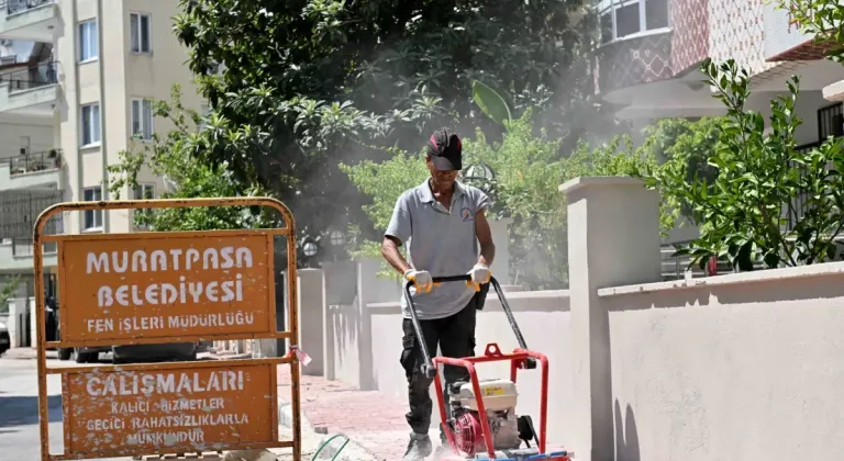 Antalya'da Sıcak Havada Zorlu Mesai