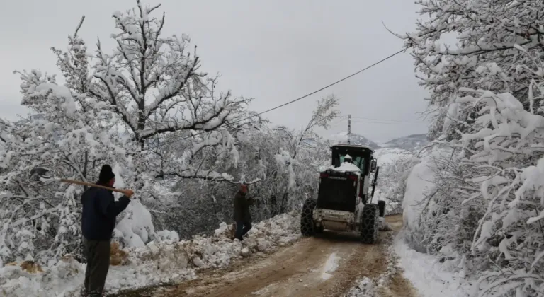 Artvin'de Kar Yağışı 79 Köy Yolunu Ulaşıma Kapattı