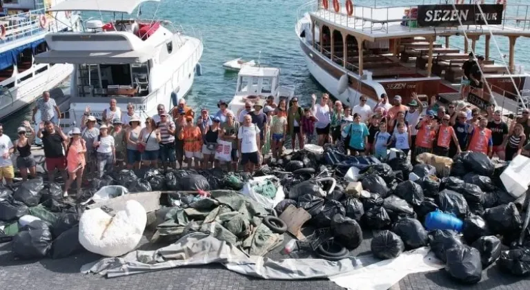 Ayvalık'ta Adalardan tonlarca çöp toplandı