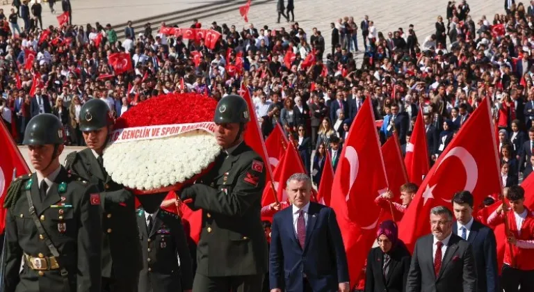 Bakan Bak gençlerle Anıtkabir'de