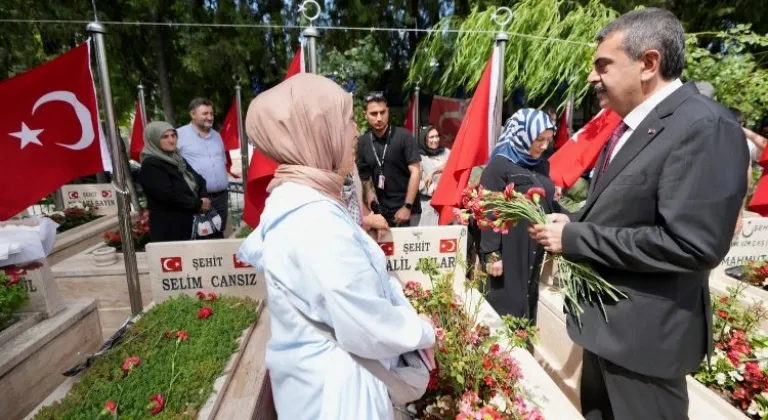 Bakan Tekin 15 Temmuz Şehitleri İçin Karşıya Mezarlığı'nda Ziyarette Bulundu