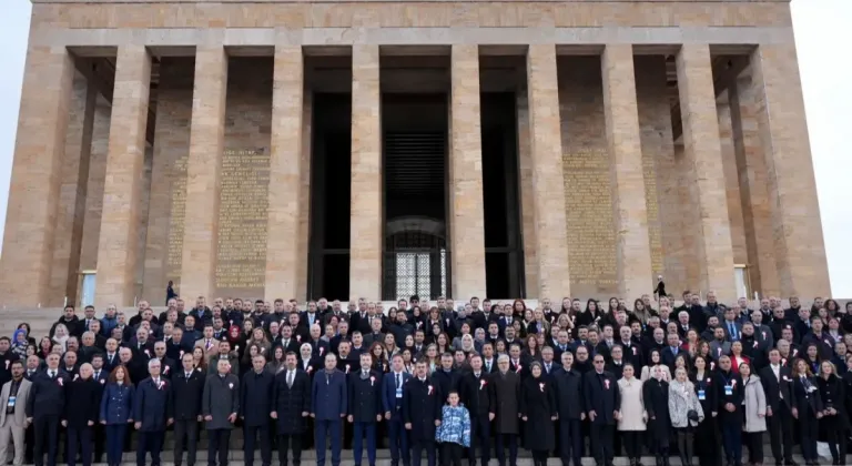 Bakan Tekin 81 ilin öğretmenleri ile Ata'nın huzurunda