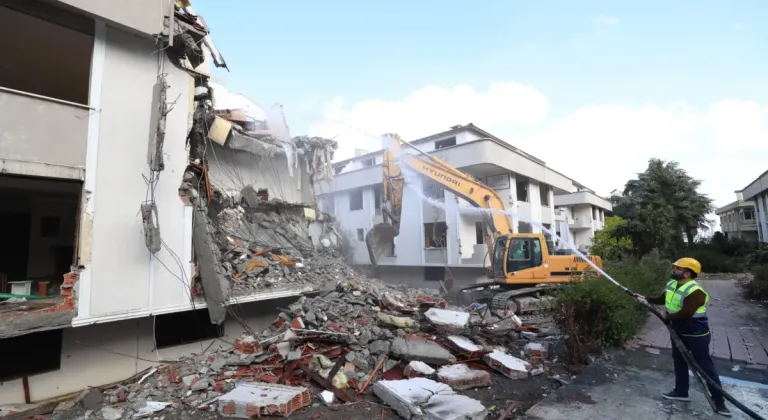 Bakırköy'de riskli binalar güvenli hale geliyor... 5 binada yıkım başladı