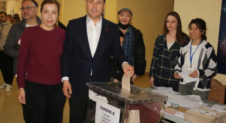 Balıkesir'de Vatandaşlar Sandıkları Doldurarak Demokrasiye Katkı Sundu