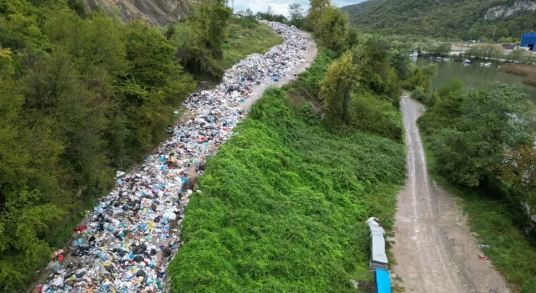 Bartın'da yola dökülen çöplere Bakanlık incelemesi!