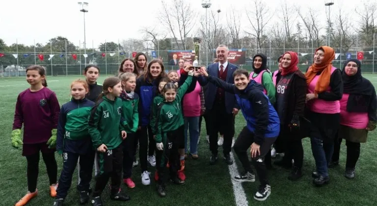 Başkan Büyükakın, 8 Mart Dünya Kadınlar Günü'nde Futbol Maçında Anneler ve Kızlarıyla Buluştu