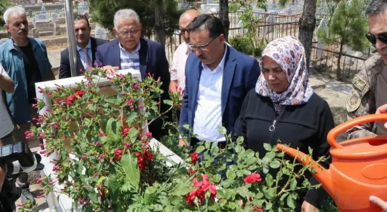 Başkan Büyükkılıç, 15 Temmuz Şehitlerini Ziyaret Etti