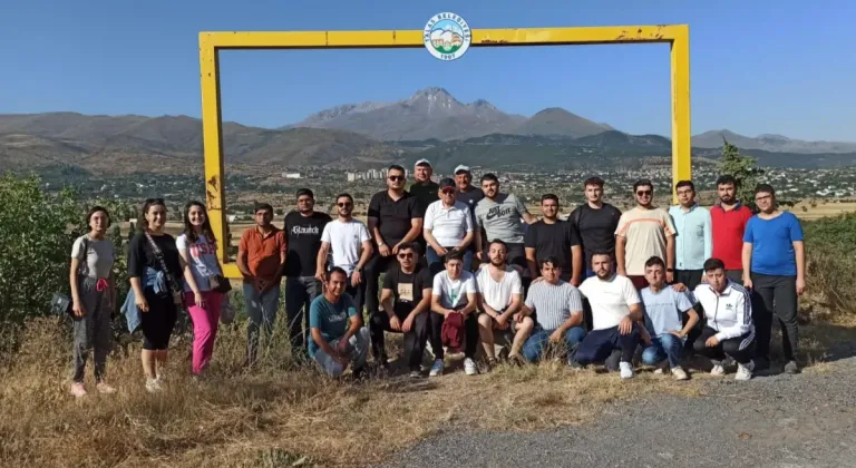 Başkan Büyükkılıç gençlerle Ali Dağı'nda keyifli sabah yürüyüşü gerçekleştirdi