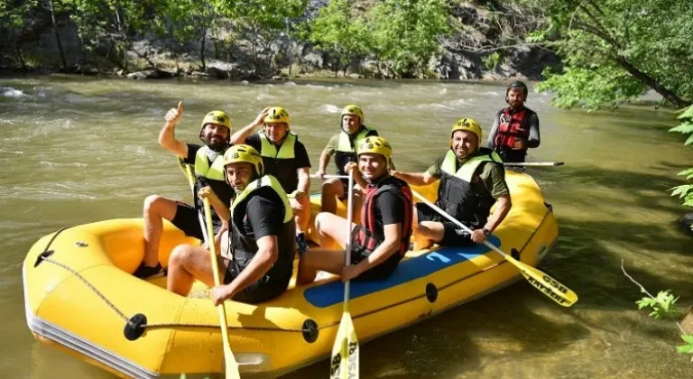 Başkan Büyükkılıç ve Vali Çiçek, Zamantı Irmağı’ndaki rafting yarışının startını verdi