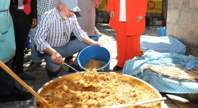 Başkan Çolakbayrakdar, Obruk Mahallesi'nde Pilav Şenliğinde Vatandaşlarla Buluştu