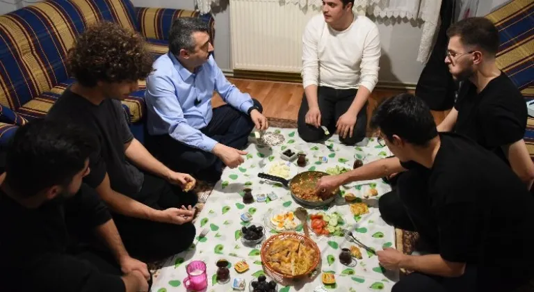 Başkan Oktay Yılmaz, Gençlerle Bir Araya Gelerek Sahur Bereketini Paylaştı