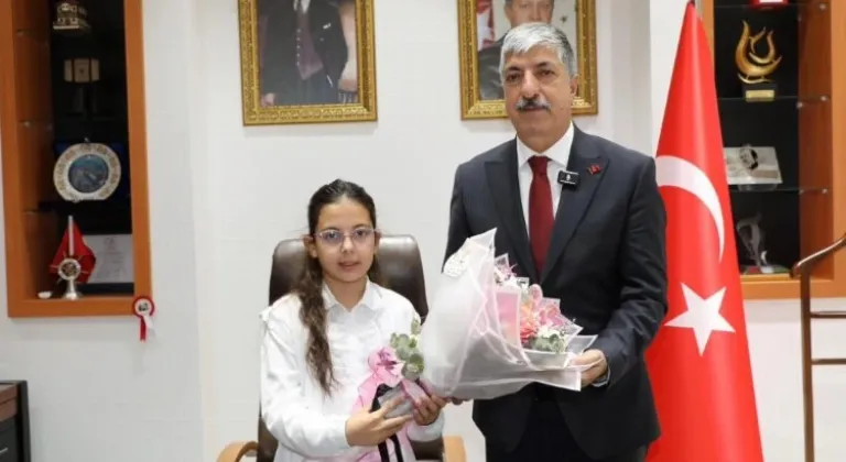 Başkan Ömeroğlu, 5. Sınıf öğrencisine koltuğunu devretti!