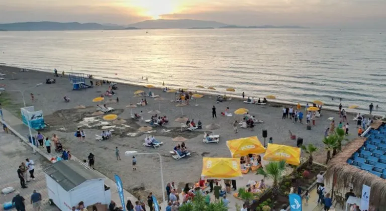 Başkan sözünü tuttu Güzelbahçe'de şezlong ve şemsiye ücretsiz