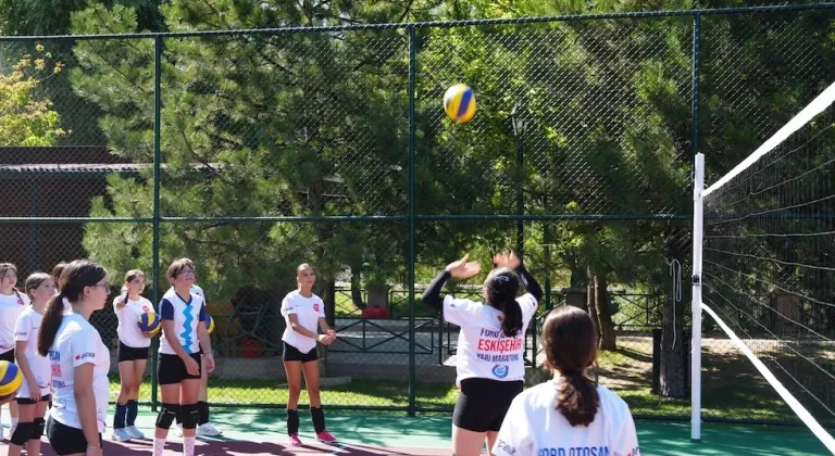 Başkan Ünlüce'den Voleybol Sahası Talebine Destek