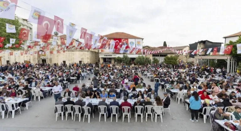 Başkan Vahap Seçer, Tarsus'ta 'Bayram Sofrası'nda Halkla Buluştu