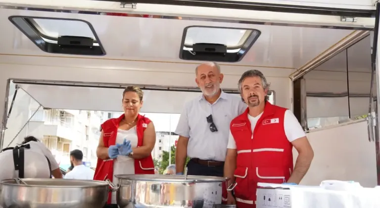 Bayraklı Kızılay Şubesi'nden 3 Bin Kişiye Aşure İkramı