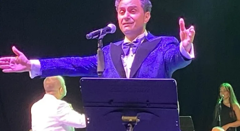 Bekir Ünlüataer, Zeki Müren Şarkılarıyla Bursa Festivali'nde Coşku Uyandırdı