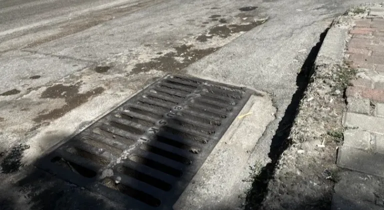 Beyazıt Caddesi'nde Kanalizasyon Sorunu Esnafı ve Vatandaşları Bezdiriyor