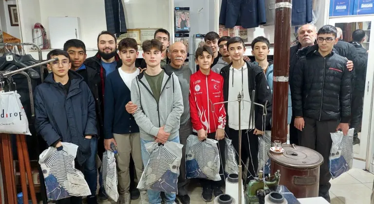 Beypazarı Tabakhane Camisinde Hatimle Teravih Namazı Kıldıran Genç Hafızlar Sevindi