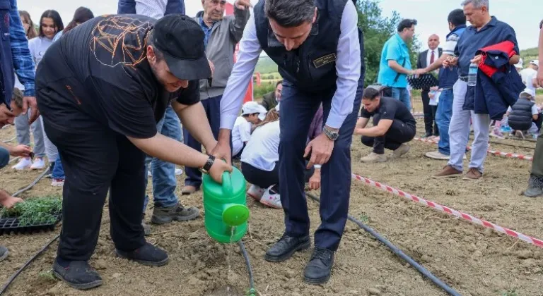 Bilecik Bozüyük'te fideler ilk can suyu Vali Aygöl'den