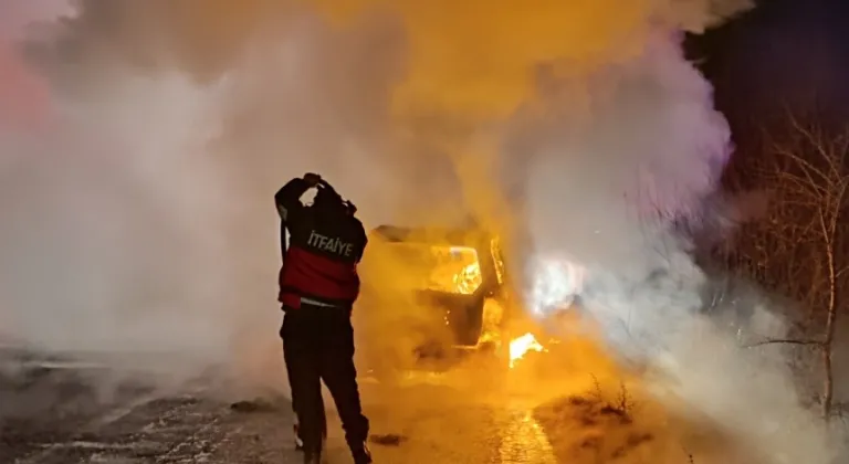 Bilecik'te motor kısmından alev alan araç hurda yığınına dönüştü!