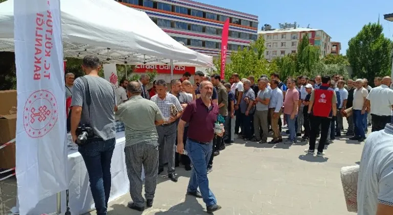 Bingöl Valisi Ahmet Hamdi Usta Muharrem Ayında Vatandaşlara Aşure Dağıttı