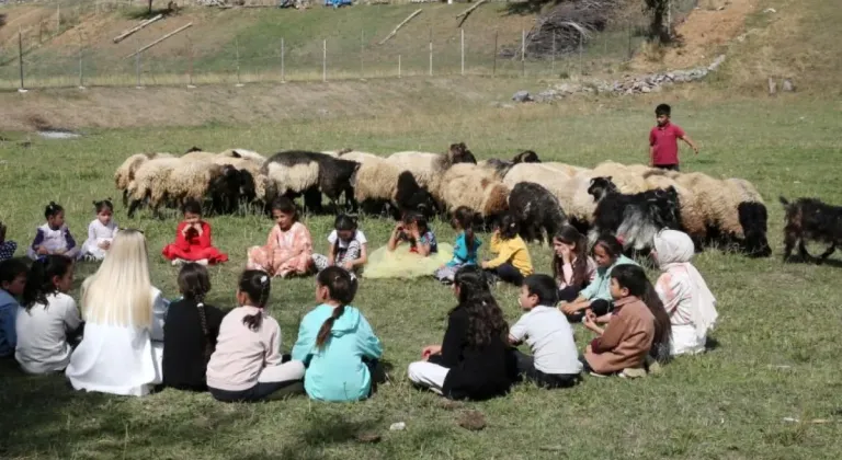 Bitlis Hizan'da öğrenciler doğada ders yapıyor