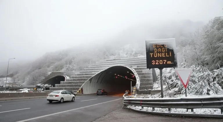 Bolu Dağı'nda karla mücadele devam ediyor: Sürücülerin dikkati önemli