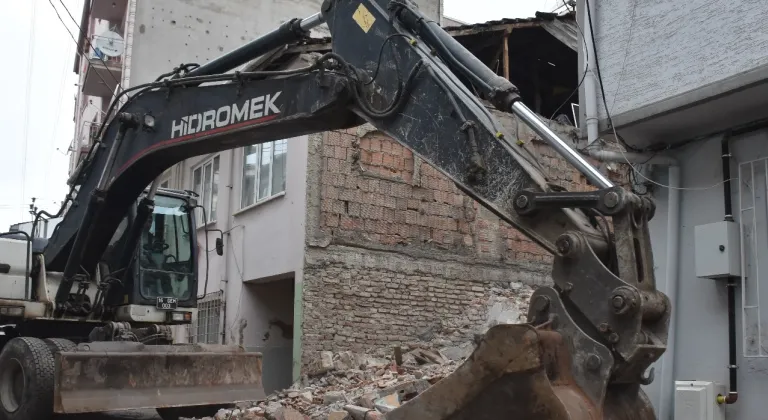 Bursa Gemlik'te Metruk Binalar Tek Tek Yıkılıyor