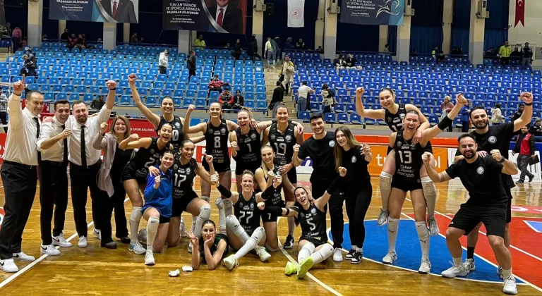 Bursa Nilüfer Belediyespor Kadın Voleybol Takımı Aydın'daki Maçı Kazanarak Başarıya Ulaştı