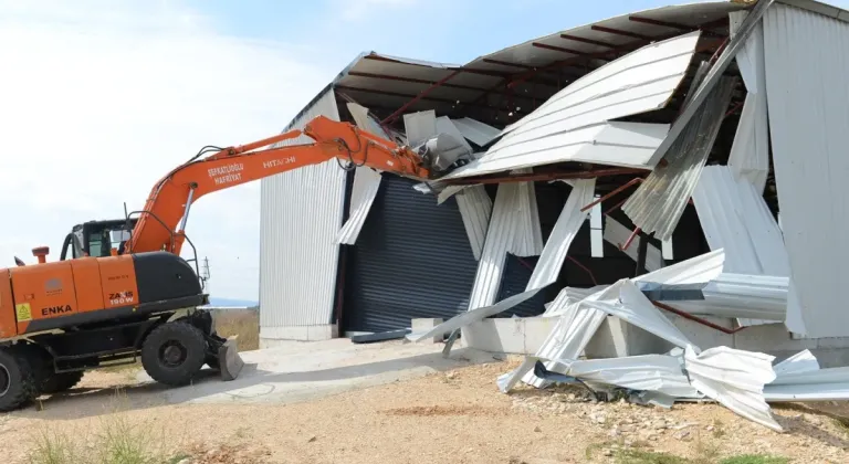 Bursa Nilüfer'in kırsal mahallelerindeki 3 kaçak yapı yıkıldı