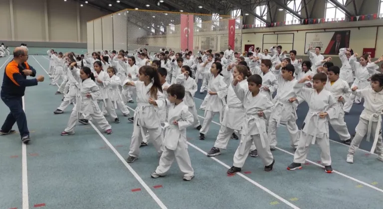 Bursa Osmangazi'de Genç Sporcular için Karate Eğitim Semineri