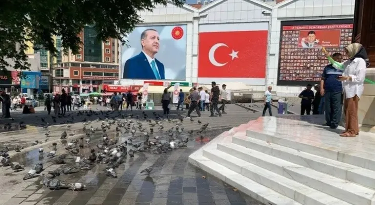 Bursa Şehreküstü Meydanı'nda Güvercinler Çeşmeyle Serinletildi