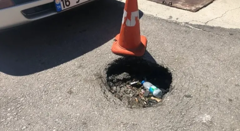 Bursa Üçevler Mahallesi'nde Yol Çöküyor: Halk Tehdit Altında!