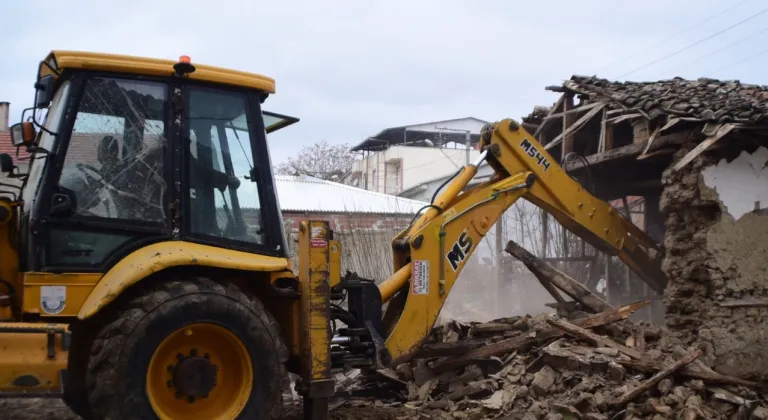 Bursa Yenişehir’de Metruk Binalar Yıkımına Devam Ediyor